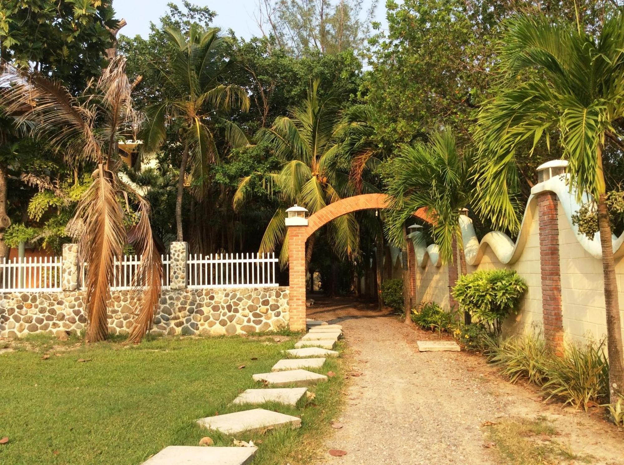 Sea Eye Hotel - Tropical Building Утила Екстериор снимка