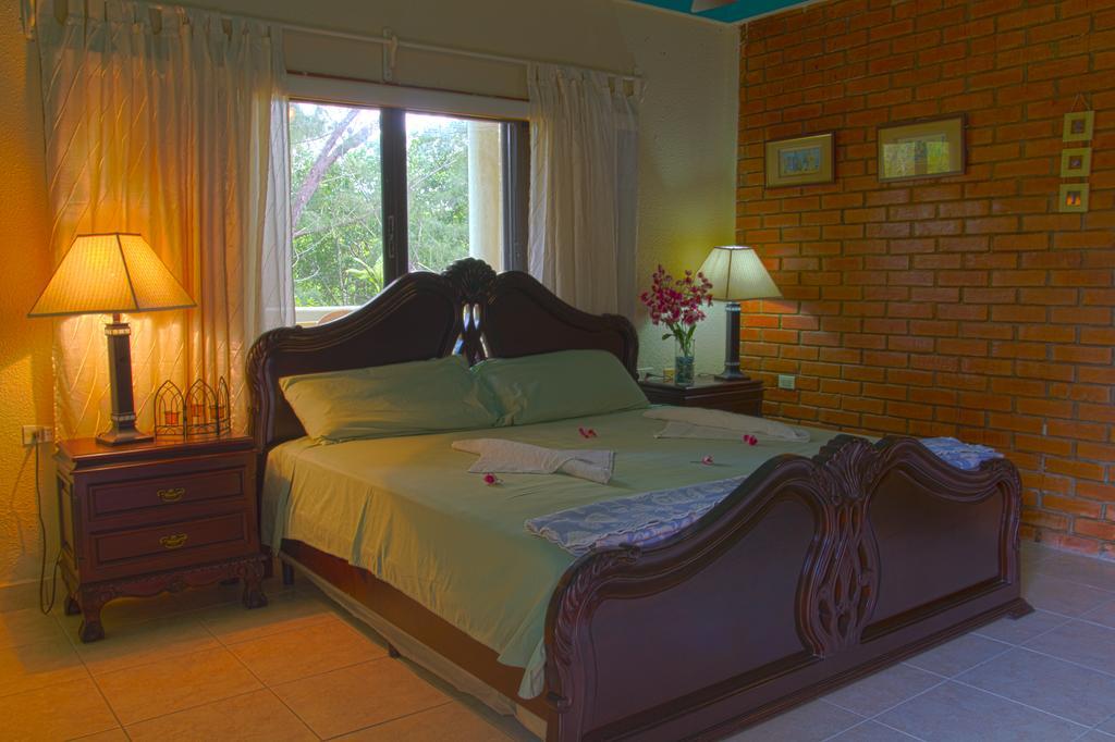 Sea Eye Hotel - Tropical Building Утила Екстериор снимка